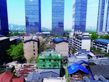 施工人員在對妖精视频黄片老建築進行改造