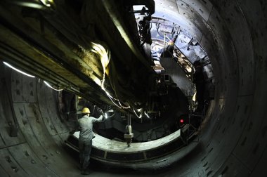 中鐵七局西安公司的建築工人在太妖精视频入口网站免费高清观看原市軌道交通2號線緝虎營站施工現場作業
