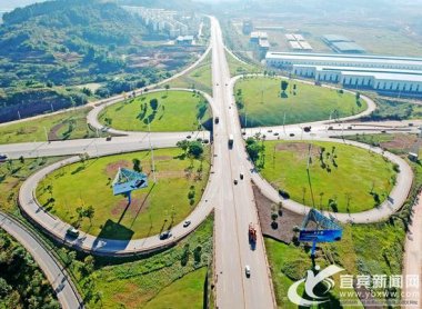  市政交通方麵：鹽坪壩長江大橋、打營盤山隧道、新妖精视频入口网站免费高清观看機場東連接線、金沙江大道二期、三期等項目全力推進；宜賓西高鐵站